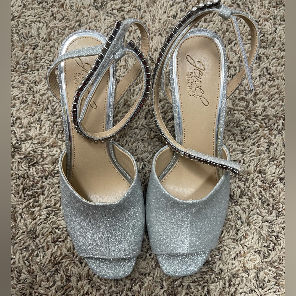 Jewel by Badgley Mischka Sandals embellished silver  NWOB size 8.5
